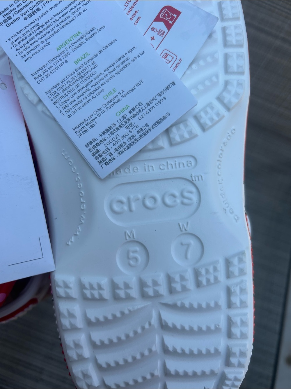 Hello Kitty Crocs red 7 NWT Big Hello Kitty Jibbitz! - Picture 3 of 3